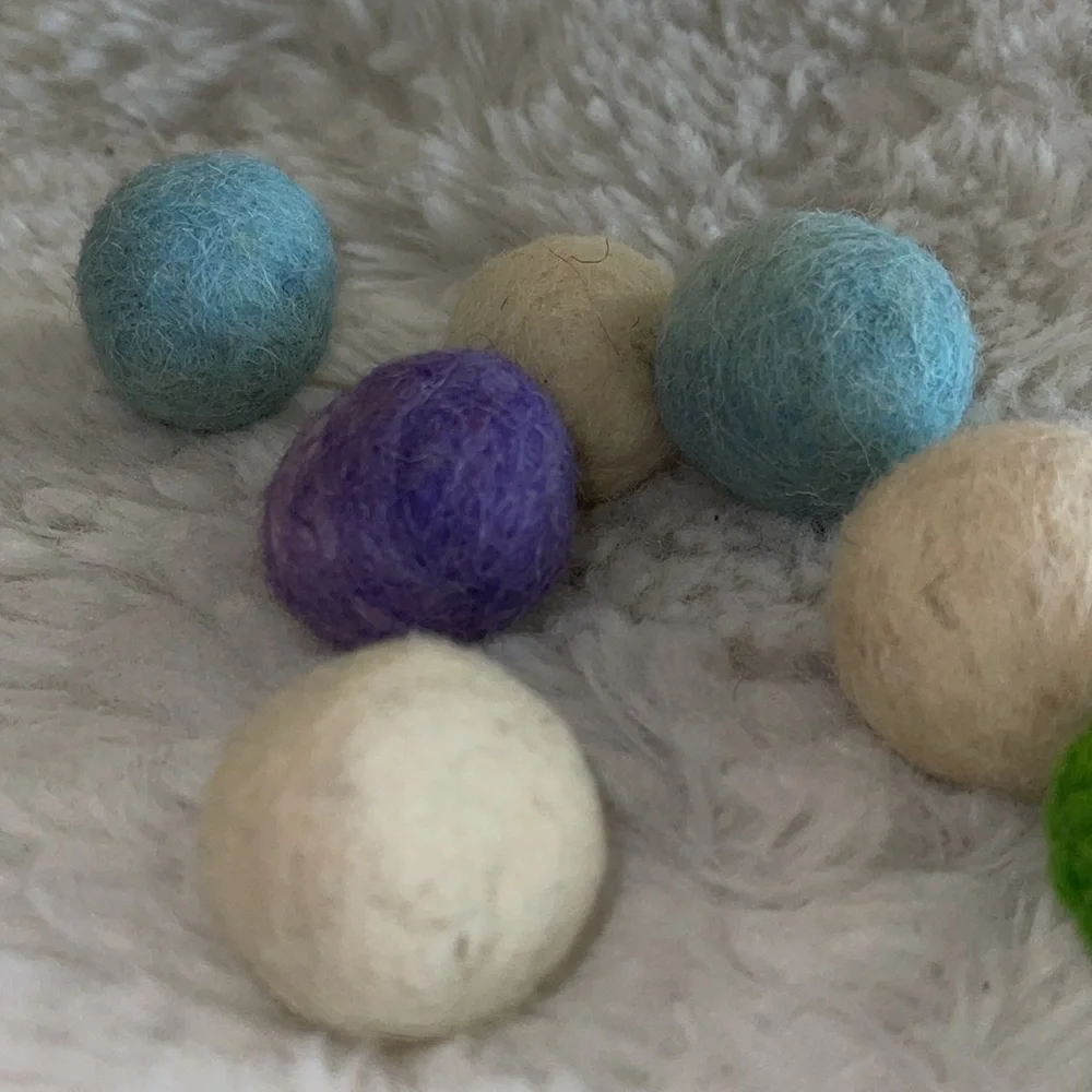 Cat felt any day toys 6 felt balls and one clover Great for fetch ,